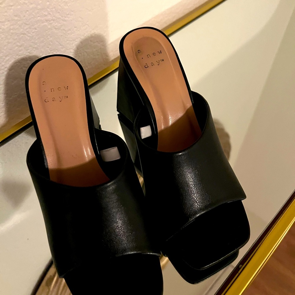 Platform black women’s mule heels
